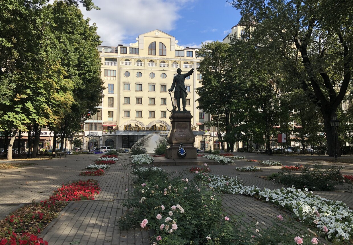 Кольцовский парк воронеж. Воронеж парк орлёнок тюльпаны. 1 мая праздник. Парад 9 мая воронеж 2023. Фонтан в кольцовском сквере воронеж.