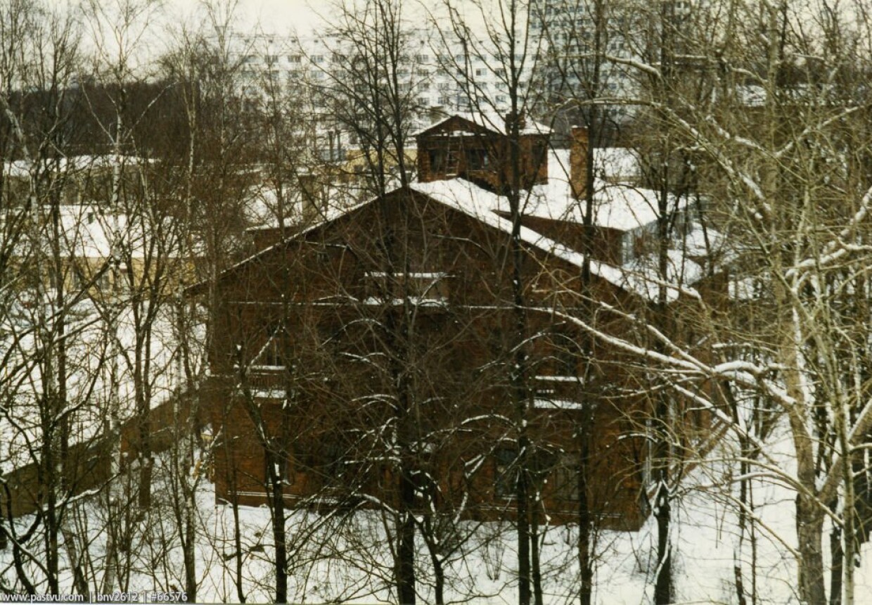 Красный дом в Новогиреево