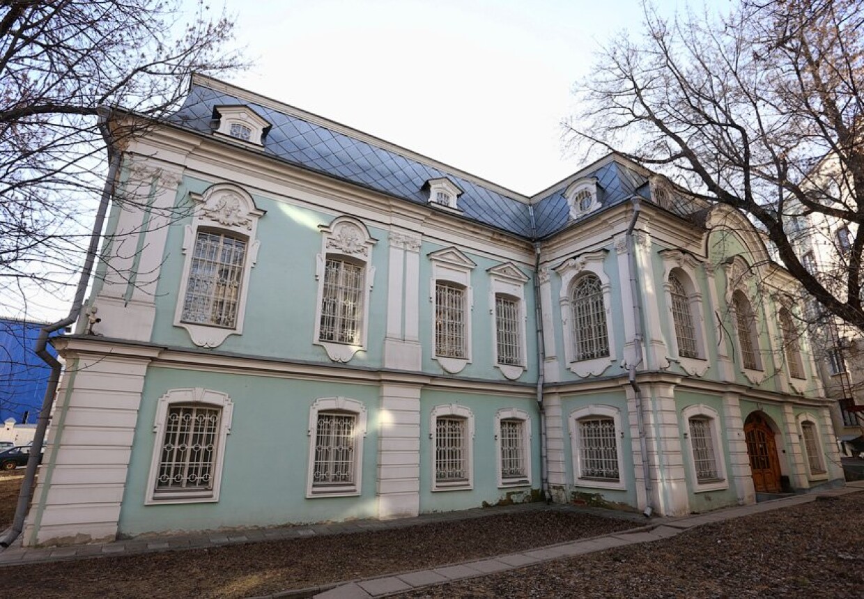 Жилой дом с лавками