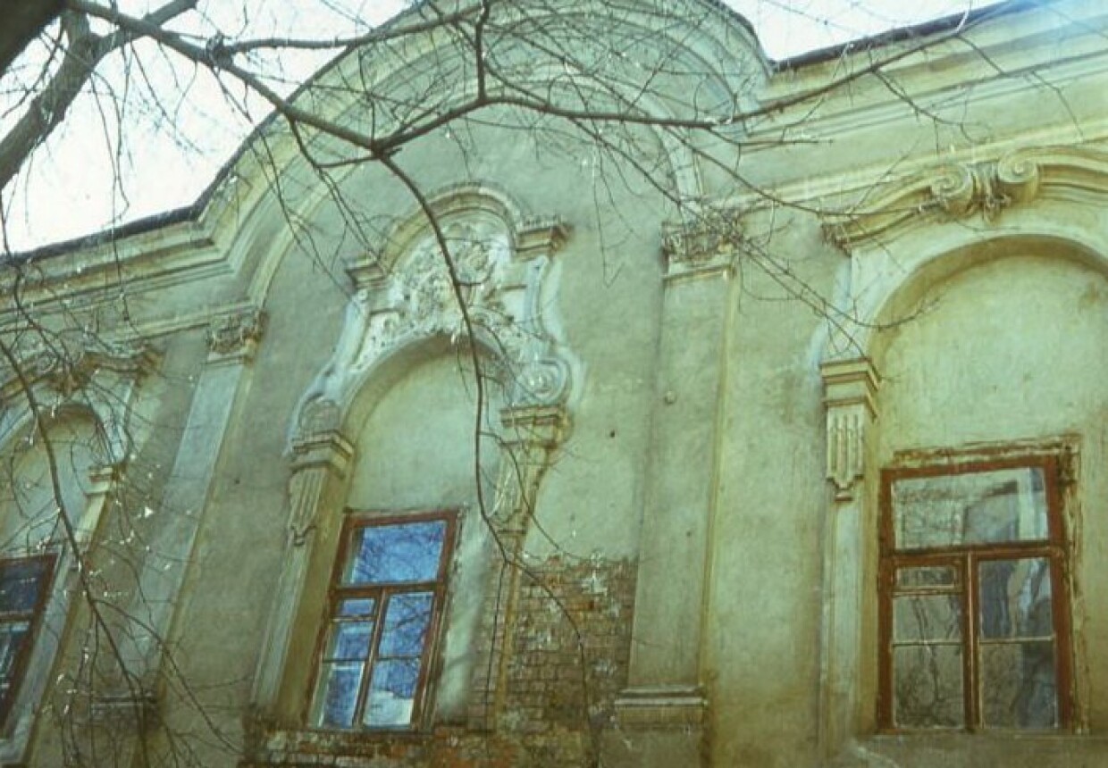 Жилой дом с лавками