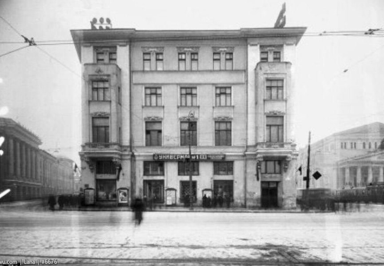 Наземный вестибюль станции метро «Театральная»