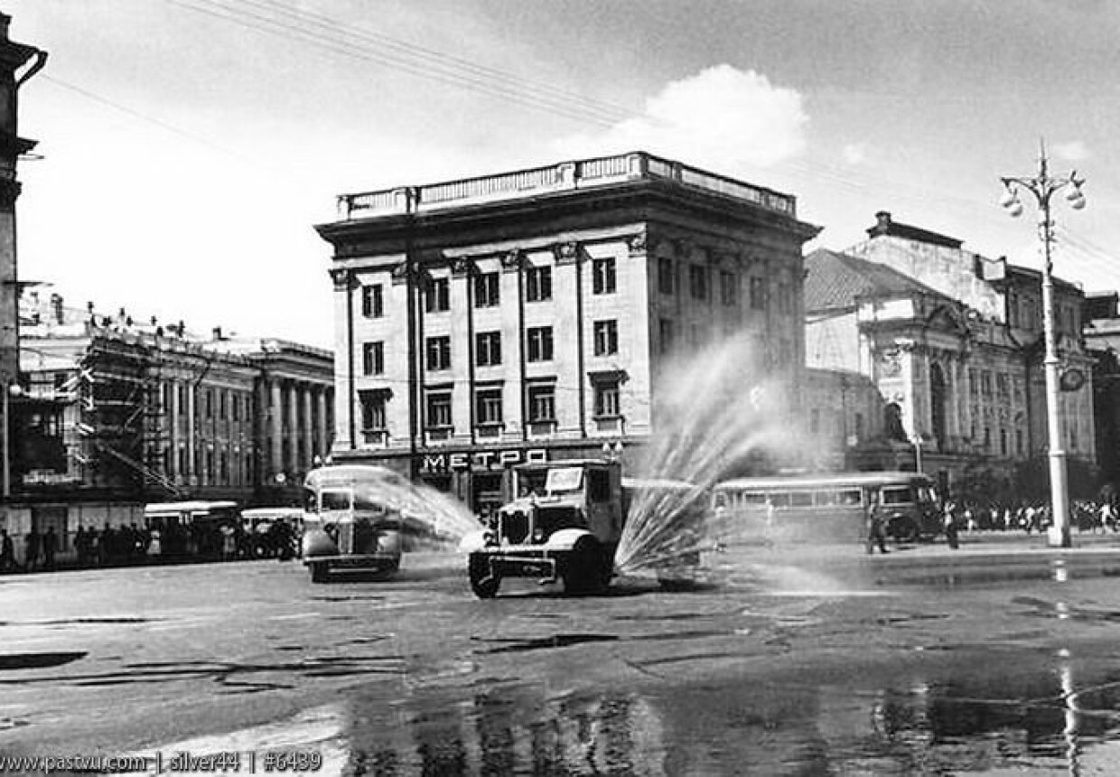 Наземный вестибюль станции метро «Театральная»