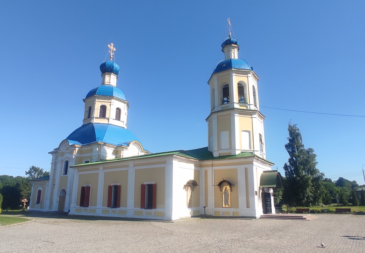 Храм первоверховных апостолов Петра и Павла в Ясеневе