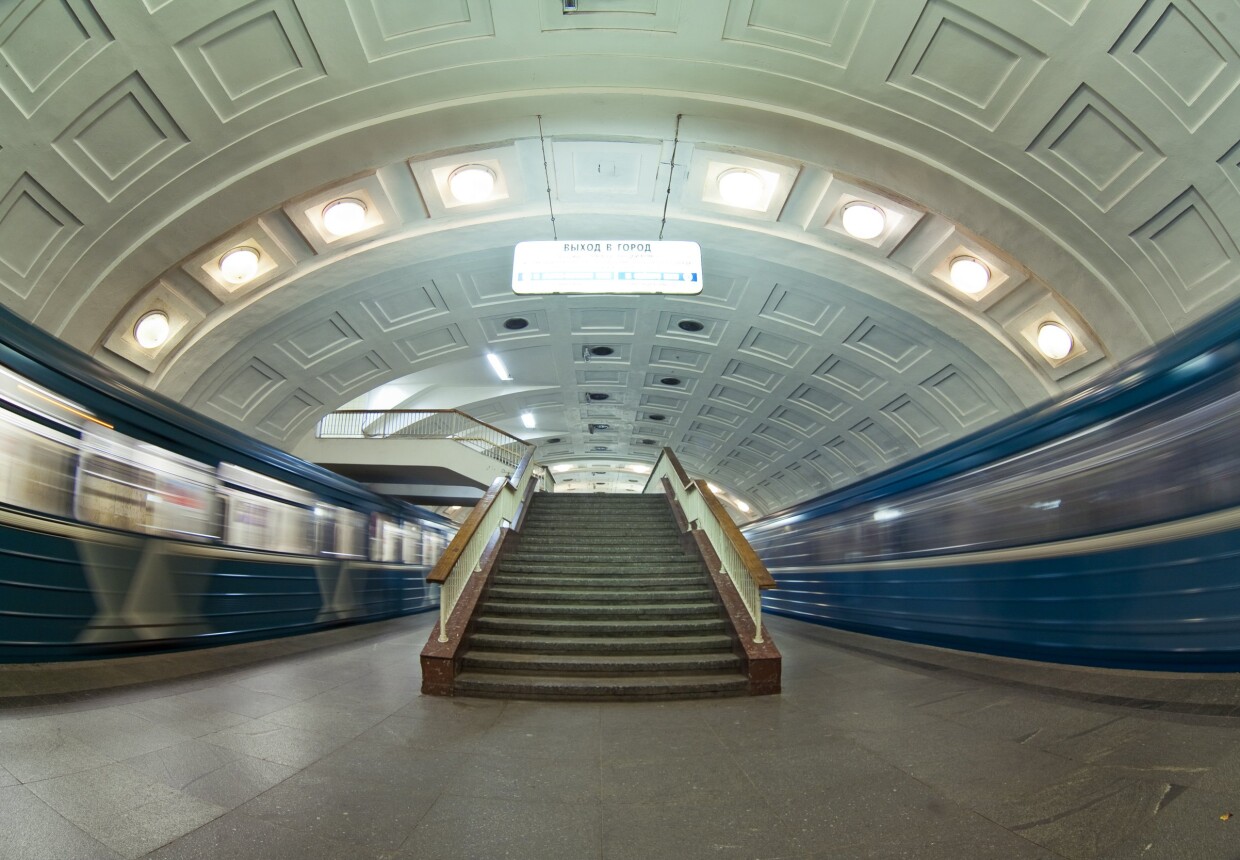 Станция метро "Библиотека им. Ленина"