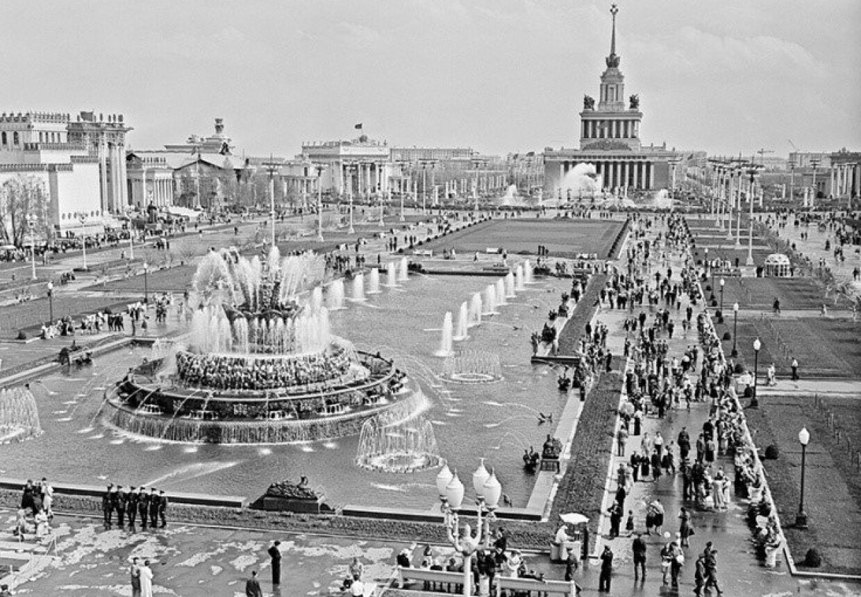 Территория ВДНХ.