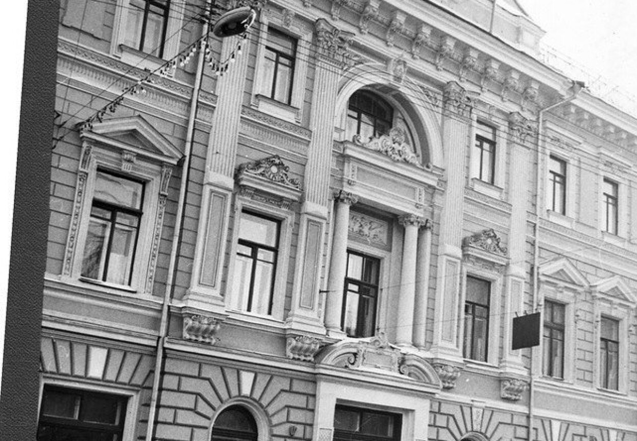 Доходный дом Московского Купеческого банка с магазинами и