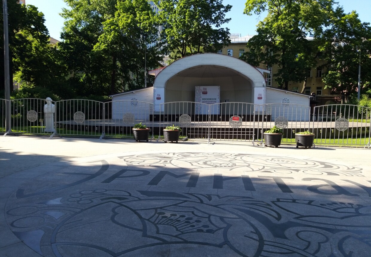 Легендарная эстрада сада