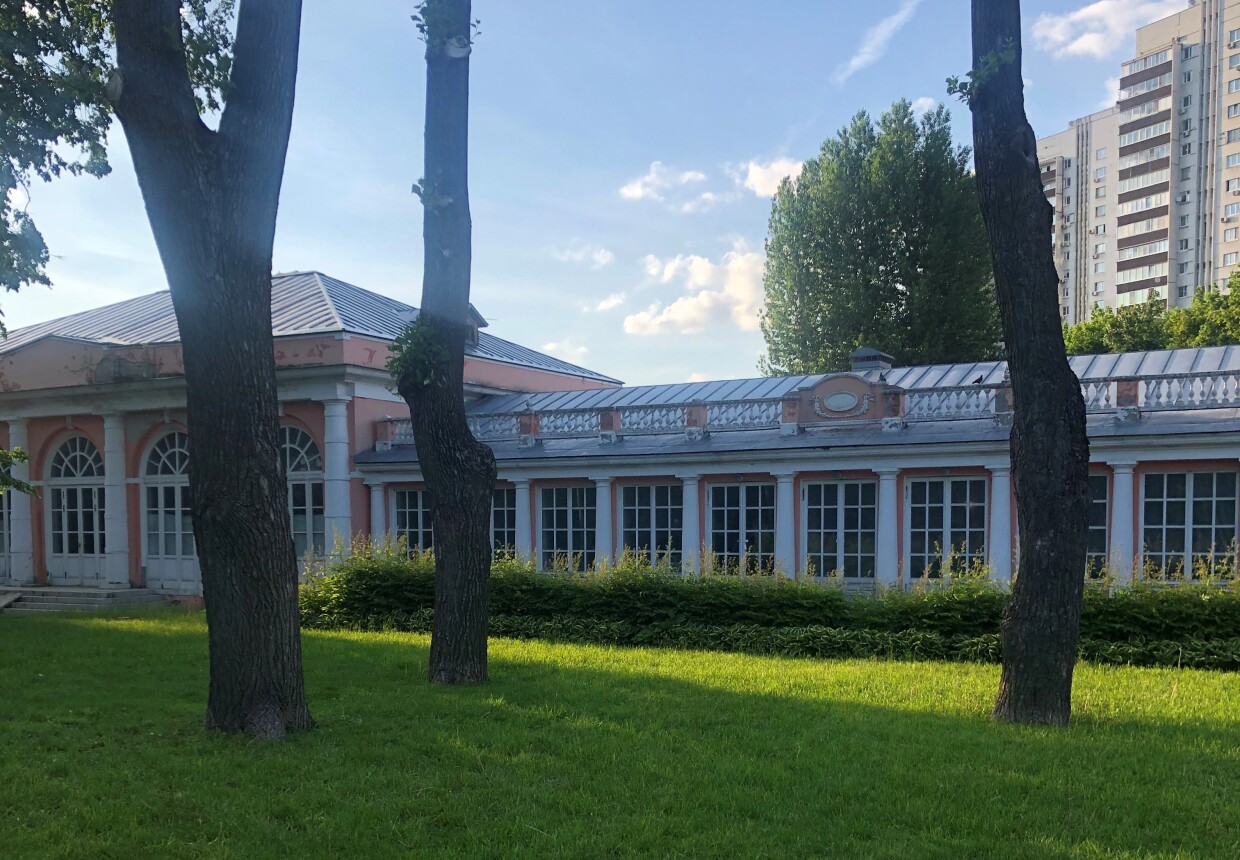 Северный служебный корпус (Оранжерея) в парке "Усадьба