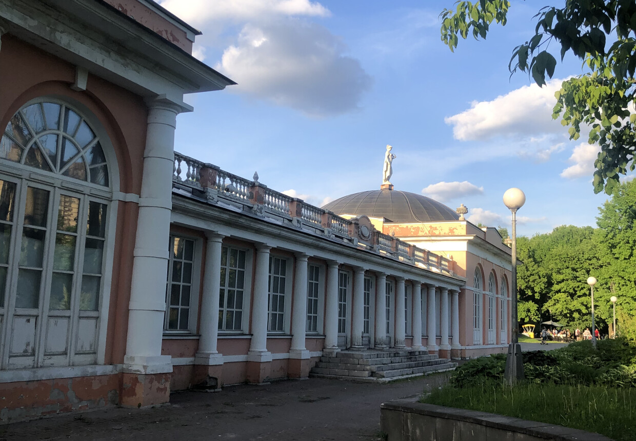 Северный служебный корпус (Оранжерея) в парке "Усадьба