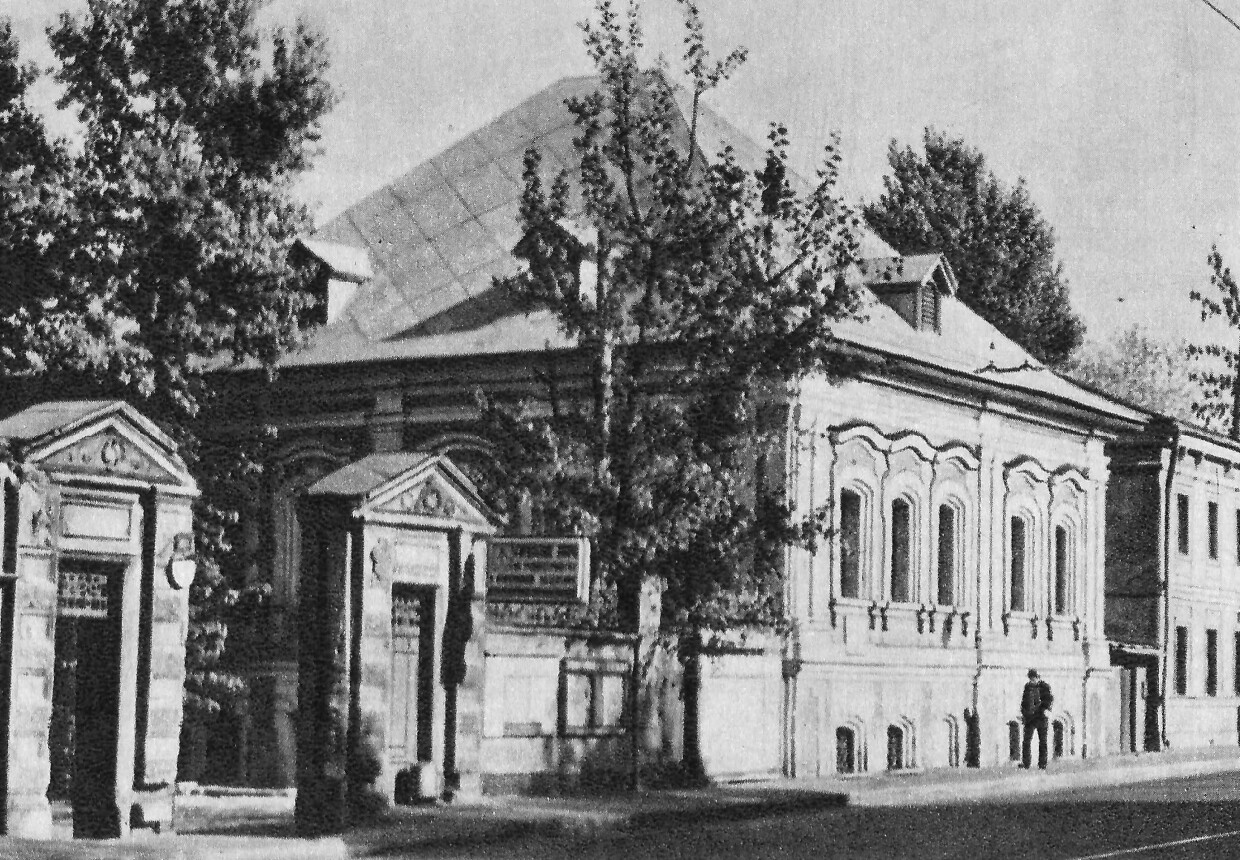 Западный флигель городской