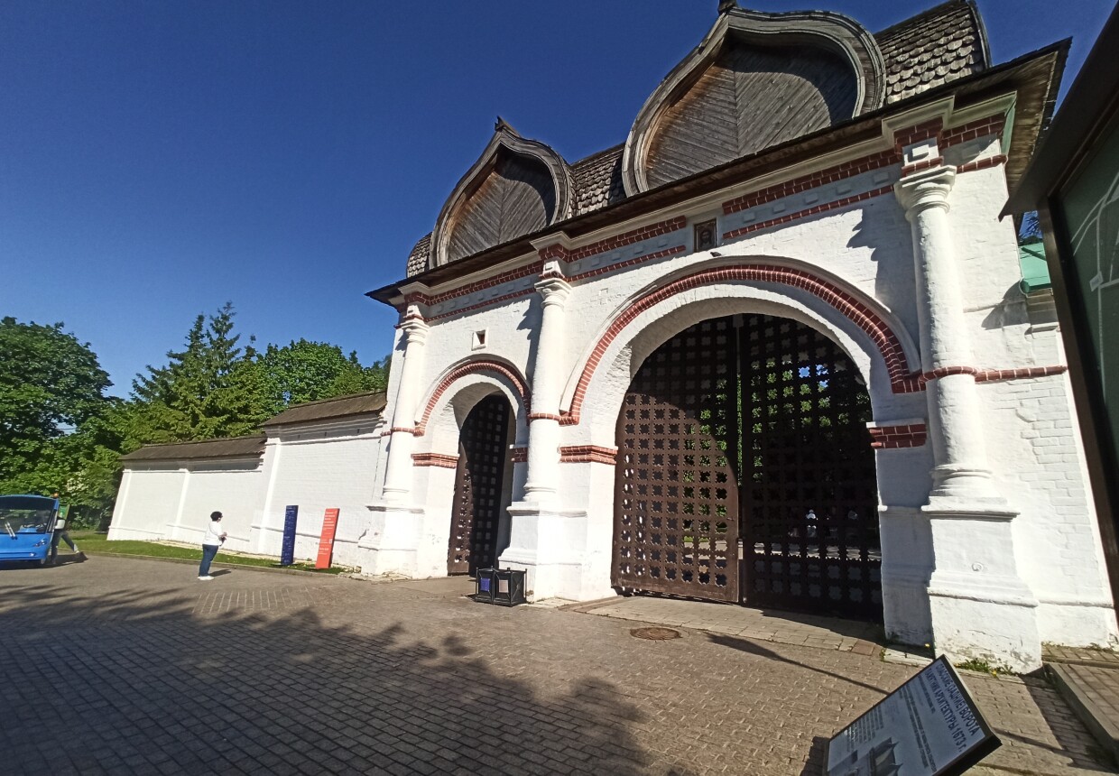 Спасские (Задние) ворота со Стрелецкими караульнями, XVII в.