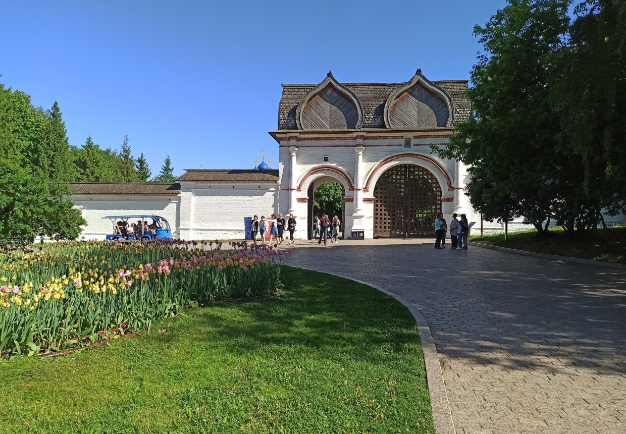 Спасские (Задние) ворота со Стрелецкими караульнями, XVII в.