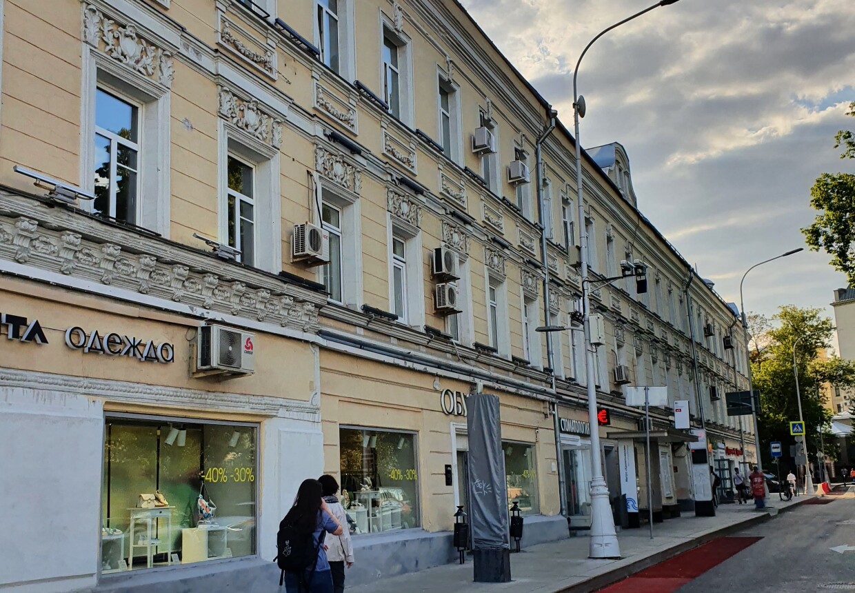 Главный дом городской усадьбы княжны Волконской и булочная