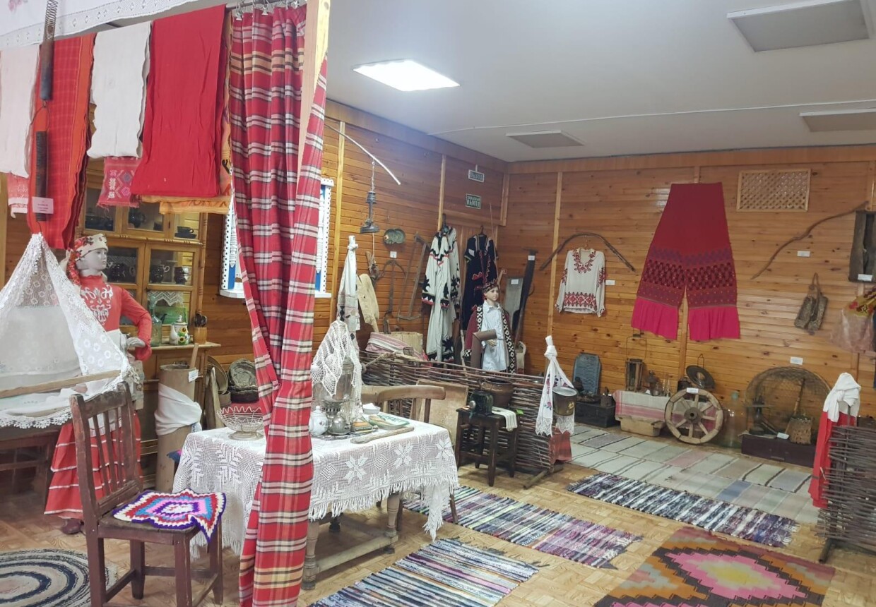 Выставочный зал культурного центра с.