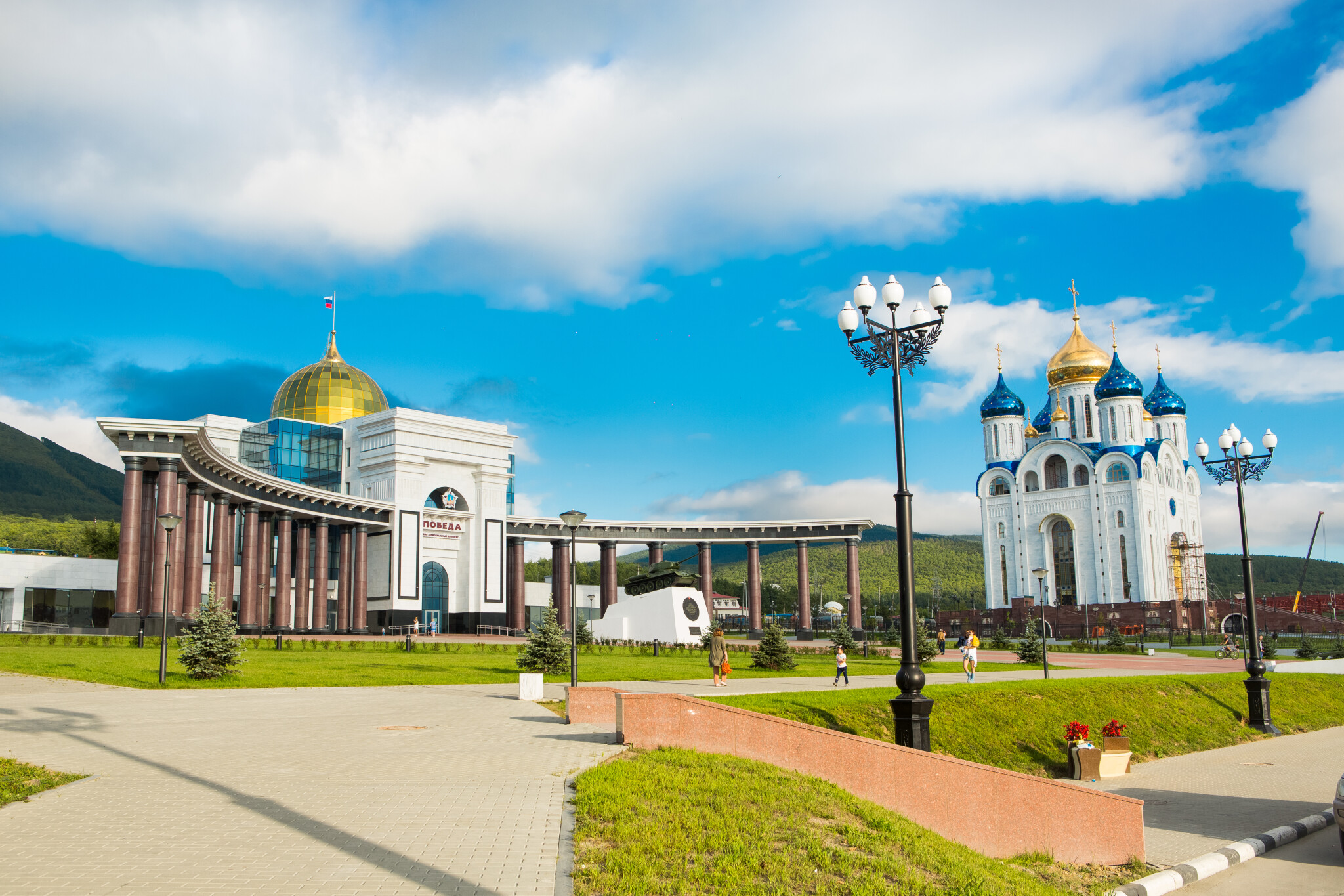 Южно сахалинск биробиджан. Площадь города Южно-Сахалинска. Площадь Победы Южно-Сахалинск. Центральная площадь Южно-Сахалинска. Сахалин город Южно Сахалинск.